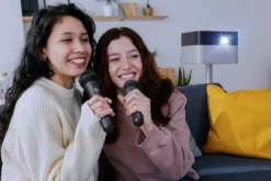 Dernières Offres<Epson Paire de microphones karaoké sans fil ELPKM01 – Voix cristallines, six modes sonores, jusqu’à 15 heures d’autonomie en continu