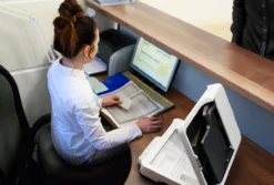 Scanners<Epson Scanner à plat compact WorkForce DS-1730 pour les petites entreprises et les bureaux à domicile.